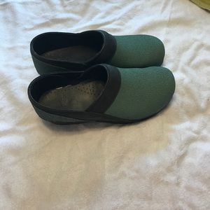 EUC textured dansko